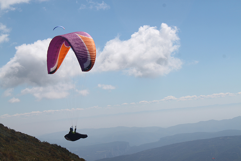 Parapente:&quot;doblete&quot;  navarro en el cielo ilerdense